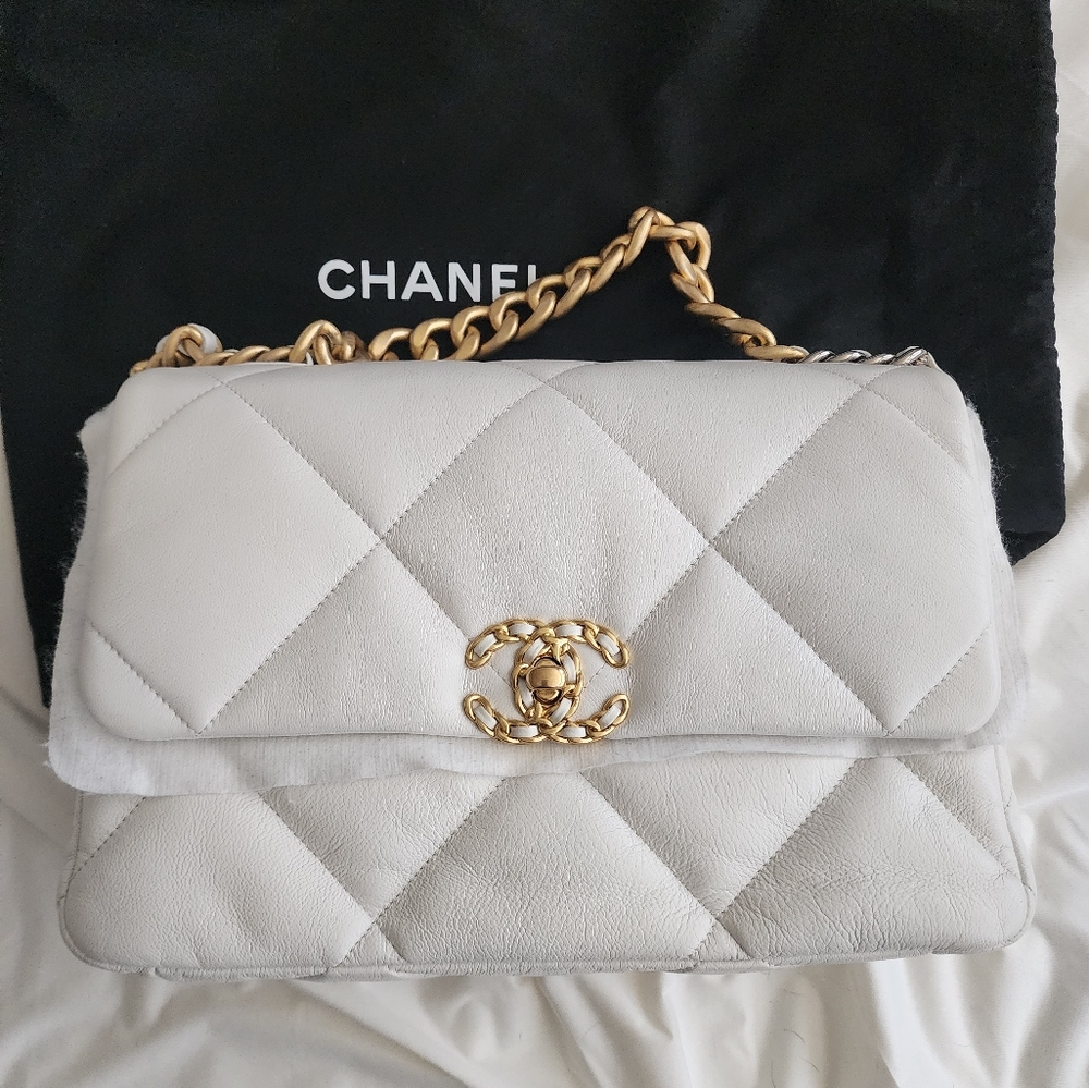 Chanel 19 Medium